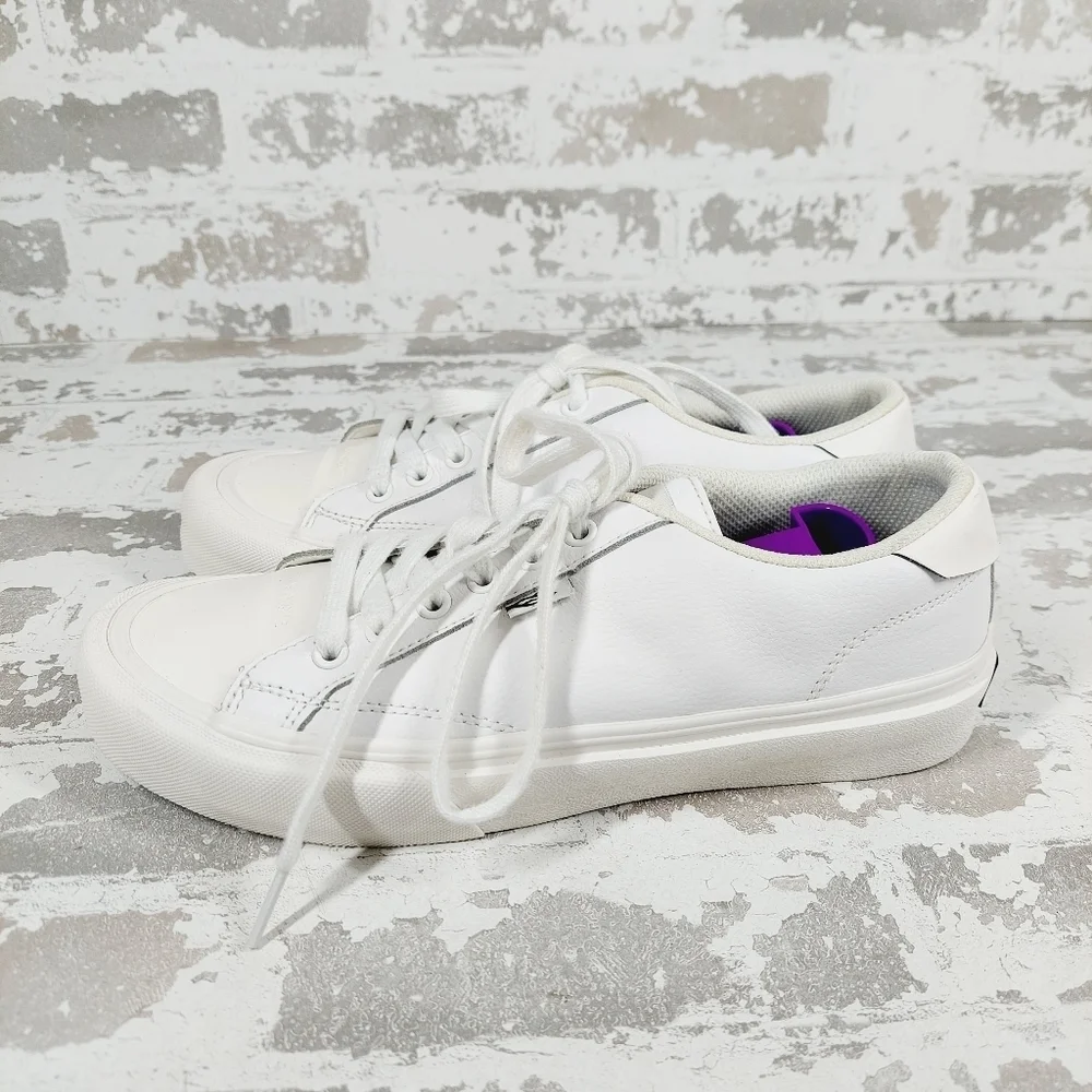 STRAYE White Sidewalk Low-Top Sneakers V477